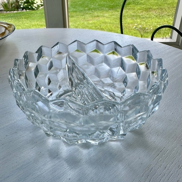 1940’S FOSTORIA, PRESSED GLASS. CLEAR, CUBED GLASS WITH SAWTOOTH RIM. - Picture 3 of 7